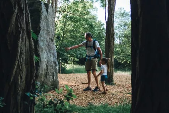 Un homme et un enfant admirent un site historique.